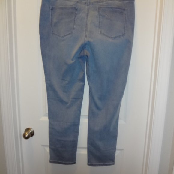 NWT-DG2 by Diane Gilman Light Blue Zipper Jeans with Front and Back Pockets - Picture 2 of 4